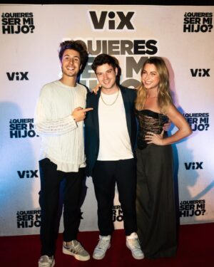 Ludwika Paleta Instagram - Anoche vimos junto con muchos amigos , familia y compañeros. “QUIERES SER MI HIJO” Gracias @juanpazurita por hacer posible que , por única vez, viéramos la peli en el cine 🍿

Por cierto, ya es la película más vista en @vix  Tu, ya la viste?