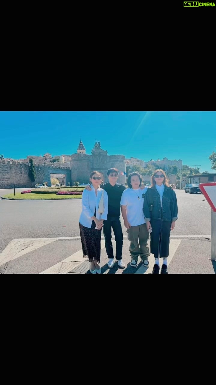 Karla Estrada - 25.7K Likes - Travel the world my children and be storytellers.🩵 make your dreams for adventure a reality! In some places we will be complete yey! 😍
I love you guys!
#madrid
#siblingsgoals
#momsjoy