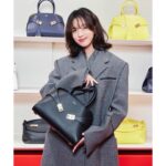 Han Hyo-joo Instagram - @ferragamo
@_maximiliandavis_

#ferragamo
#ferragamoss24