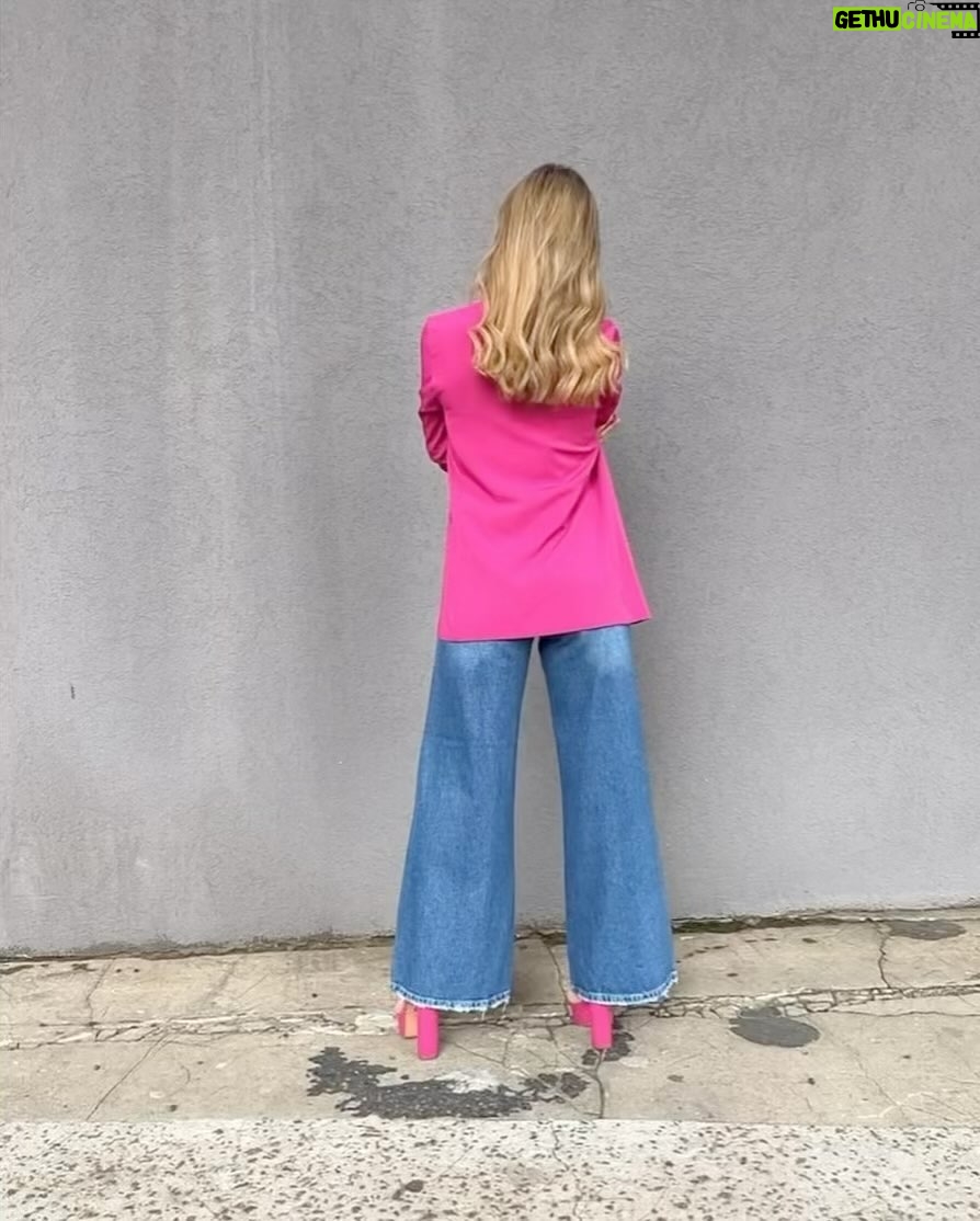 Jésica Cirio Instagram - LOOK PARA LA PEÑA 🌟
La Peña de Morfi fué una fiesta. 🥳 Nos visitaron @abelpintos @los_totora @elenarogerreal @maggie.cullen @fmsarg ¡Artistas increíbles! 🙌🏻 ¿Cuál fue tu parte favorita del programa? 😃
Como siempre, les comparto mi look:
⚡️ @sweetoficial
⚡️ @rickysarkany
⚡️ @marcelohigh
⚡️ @marianbescosmkp