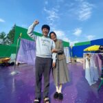 Han Hyo-joo Instagram - 사진첩을 들여다보니 강풀작가님과 무빙으로 처음 만나 이야기했던게 2020년 8월 여름이었구나. 

그 당시 33,34살이었던 나에게 이미현이라는 캐릭터는 정말 쉽게 선택할 수 없는 큰 산같은 도전적인 캐릭터였다. 
선택을 하고도 고민에 고민을 거듭하며 잘 먹지도 자지도 못하고 첫 촬영장에 갔는데 그곳에서 나는 혼자가 아니였다. 
정확하게 디렉션을 주시면서도 푸근한 박인제 감독님과 어느 한 팀 빠질것 없이 프로페셔널하고 성실한 팀들을 만나 자신감 부족했던 나는 봉석이 엄마 이미현으로, 사랑에 빠진 안기부 최연소 수석 요원 이미현으로 젖어들수 있었다. 
세심하고 날카롭게 챙겨주는 배려심 많은 남편을 만나고 눈에 넣어도 안아플것 같은 마음을 느끼게 해주는 맑디 맑은 아들을 만나 마음껏 사랑하고 행복했다. 

1년이 조금 넘는 촬영기간에, 2년이라는 후반작업까지 이렇게 많은 사람들의 열정으로 무빙이라는 작품이 만들어지는 과정을 지켜본 한 배우로써 경이로움을 느꼈고 많은 사람들에게 사랑받는 작품이 되는 기적같은 일을 매주 느끼며 감사하고 또 감사한 마음으로 충만한 두달이었다. 
만든 모든이가 최고였고 재밌게 시청해 주신 많은 분들도 최고!

나에게도 따뜻한 드라마로 남을 무빙이 앞으로도 오래도록 많은 사람들에게 쓸모있었던 드라마로 남길 바라며, 

무빙을 사랑해주신 많은 분들께 깊은 감사의 말씀 전합니다. 감사합니다. ✨

#moving