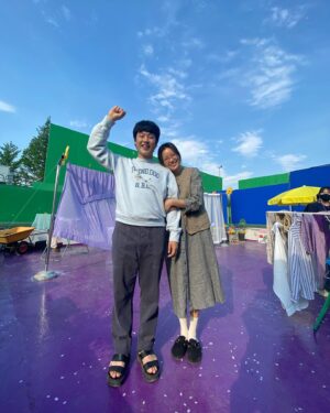 Han Hyo-joo Instagram - 사진첩을 들여다보니 강풀작가님과 무빙으로 처음 만나 이야기했던게 2020년 8월 여름이었구나. 

그 당시 33,34살이었던 나에게 이미현이라는 캐릭터는 정말 쉽게 선택할 수 없는 큰 산같은 도전적인 캐릭터였다. 
선택을 하고도 고민에 고민을 거듭하며 잘 먹지도 자지도 못하고 첫 촬영장에 갔는데 그곳에서 나는 혼자가 아니였다. 
정확하게 디렉션을 주시면서도 푸근한 박인제 감독님과 어느 한 팀 빠질것 없이 프로페셔널하고 성실한 팀들을 만나 자신감 부족했던 나는 봉석이 엄마 이미현으로, 사랑에 빠진 안기부 최연소 수석 요원 이미현으로 젖어들수 있었다. 
세심하고 날카롭게 챙겨주는 배려심 많은 남편을 만나고 눈에 넣어도 안아플것 같은 마음을 느끼게 해주는 맑디 맑은 아들을 만나 마음껏 사랑하고 행복했다. 

1년이 조금 넘는 촬영기간에, 2년이라는 후반작업까지 이렇게 많은 사람들의 열정으로 무빙이라는 작품이 만들어지는 과정을 지켜본 한 배우로써 경이로움을 느꼈고 많은 사람들에게 사랑받는 작품이 되는 기적같은 일을 매주 느끼며 감사하고 또 감사한 마음으로 충만한 두달이었다. 
만든 모든이가 최고였고 재밌게 시청해 주신 많은 분들도 최고!

나에게도 따뜻한 드라마로 남을 무빙이 앞으로도 오래도록 많은 사람들에게 쓸모있었던 드라마로 남길 바라며, 

무빙을 사랑해주신 많은 분들께 깊은 감사의 말씀 전합니다. 감사합니다. ✨

#moving