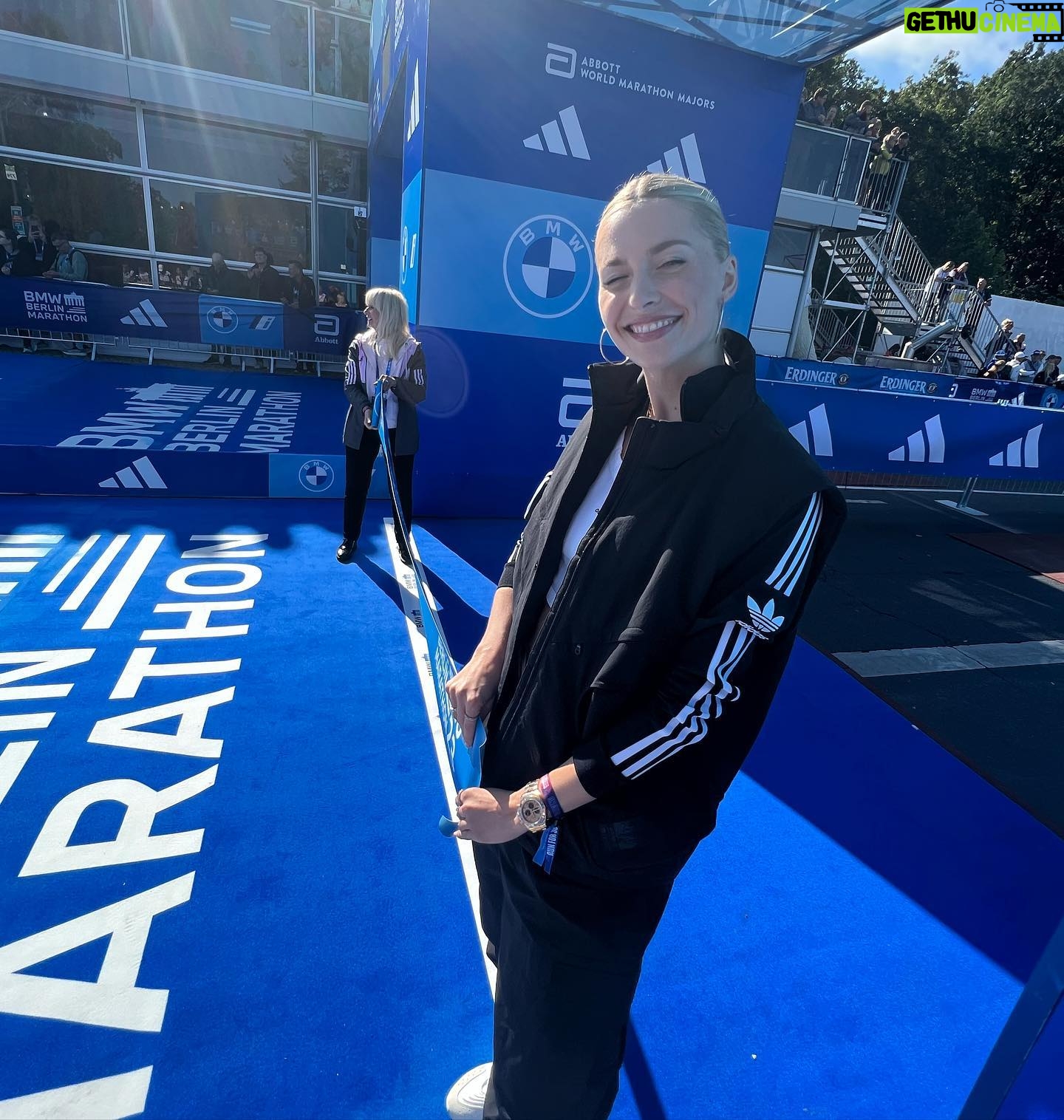 Lena Gercke Instagram - So the women have a new world record ☄️ love being part of this although i didn’t run😝 it‘s always such a special spirit here in Berlin at the @berlinmarathon and i have the biggest respect for all participants🫶 loved driving the #bmwI5 today for this Special Occasion 💕