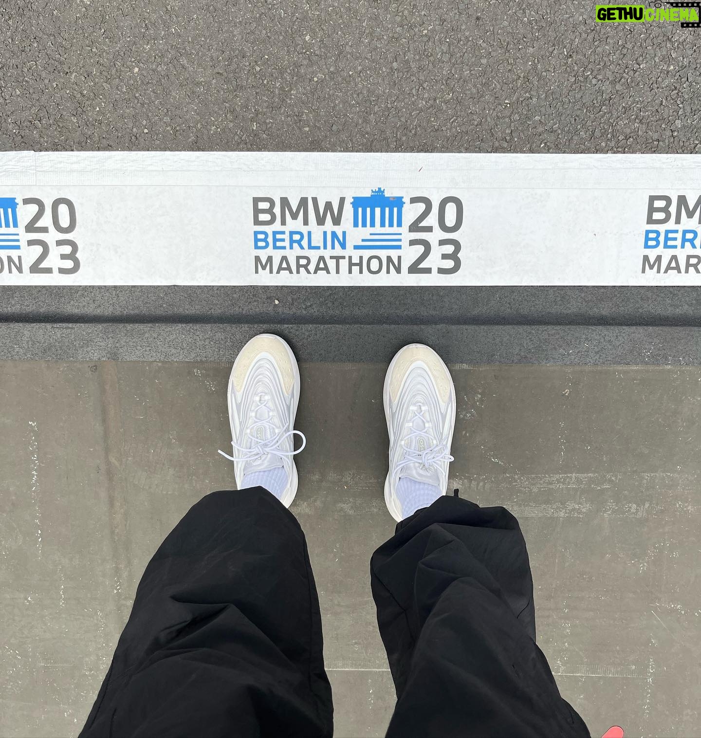Lena Gercke Instagram - So the women have a new world record ☄️ love being part of this although i didn’t run😝 it‘s always such a special spirit here in Berlin at the @berlinmarathon and i have the biggest respect for all participants🫶 loved driving the #bmwI5 today for this Special Occasion 💕