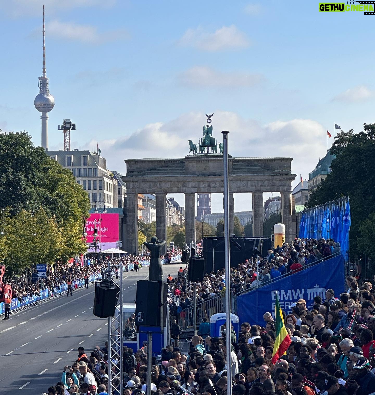 Lena Gercke Instagram - So the women have a new world record ☄️ love being part of this although i didn’t run😝 it‘s always such a special spirit here in Berlin at the @berlinmarathon and i have the biggest respect for all participants🫶 loved driving the #bmwI5 today for this Special Occasion 💕