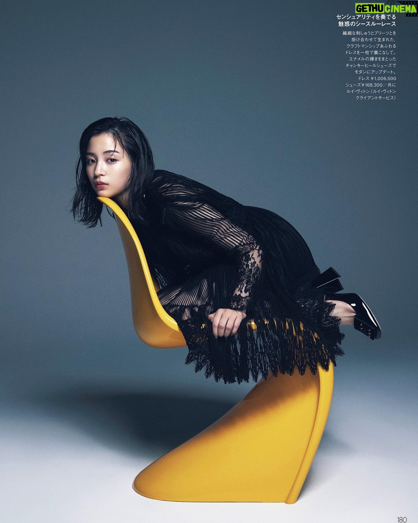 Suzu Hirose Instagram - ELLE
Photo @photokyj80
Stylist @keikohitotsuyama
Hair&Makeup @masayoshiokudaira
@ellejapan
#LouisVuitton
#LVFW23
