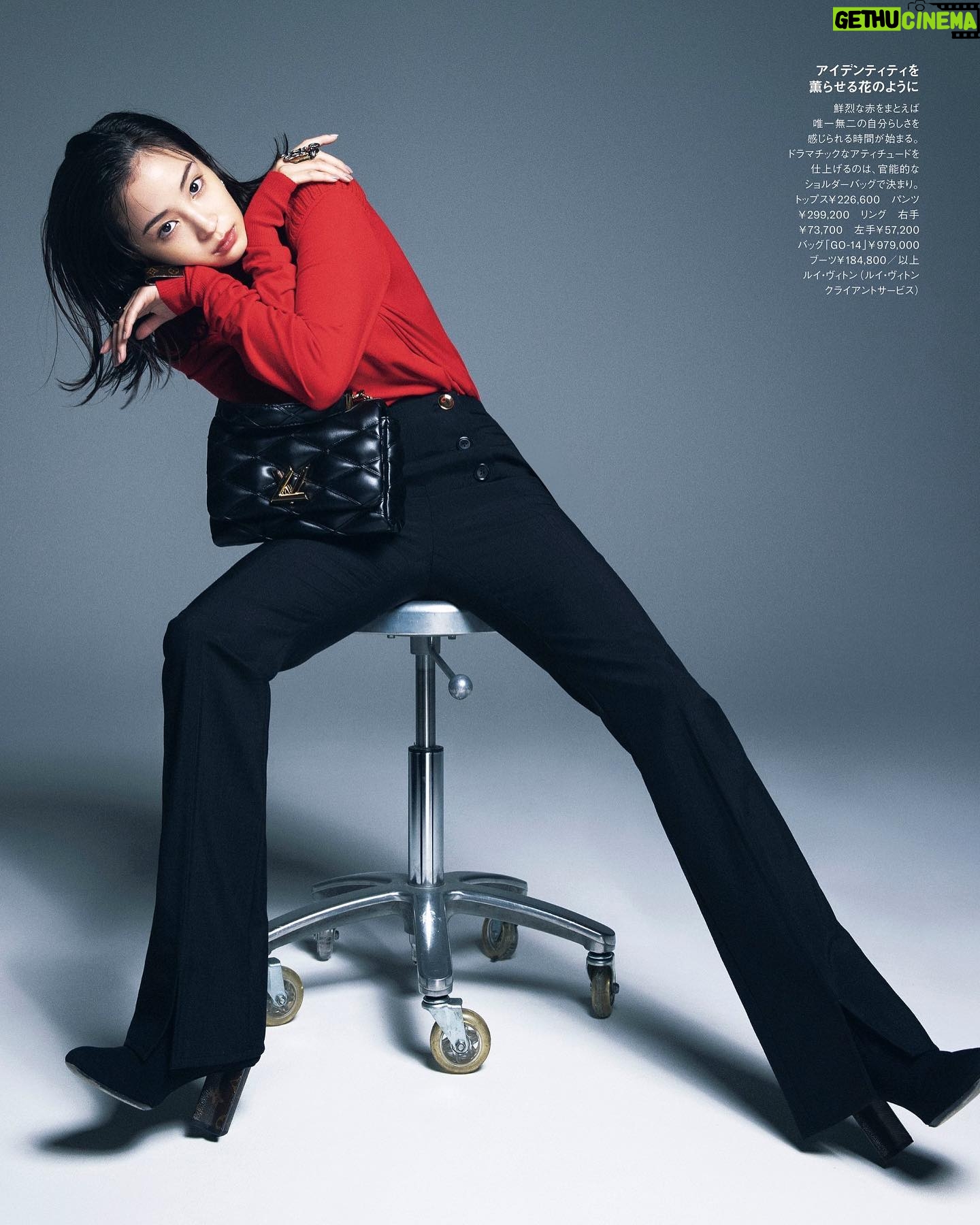 Suzu Hirose Instagram - ELLE
Photo @photokyj80
Stylist @keikohitotsuyama
Hair&Makeup @masayoshiokudaira
@ellejapan
#LouisVuitton
#LVFW23