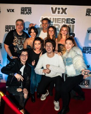 Ludwika Paleta Instagram - Anoche vimos junto con muchos amigos , familia y compañeros. “QUIERES SER MI HIJO” Gracias @juanpazurita por hacer posible que , por única vez, viéramos la peli en el cine 🍿

Por cierto, ya es la película más vista en @vix  Tu, ya la viste?