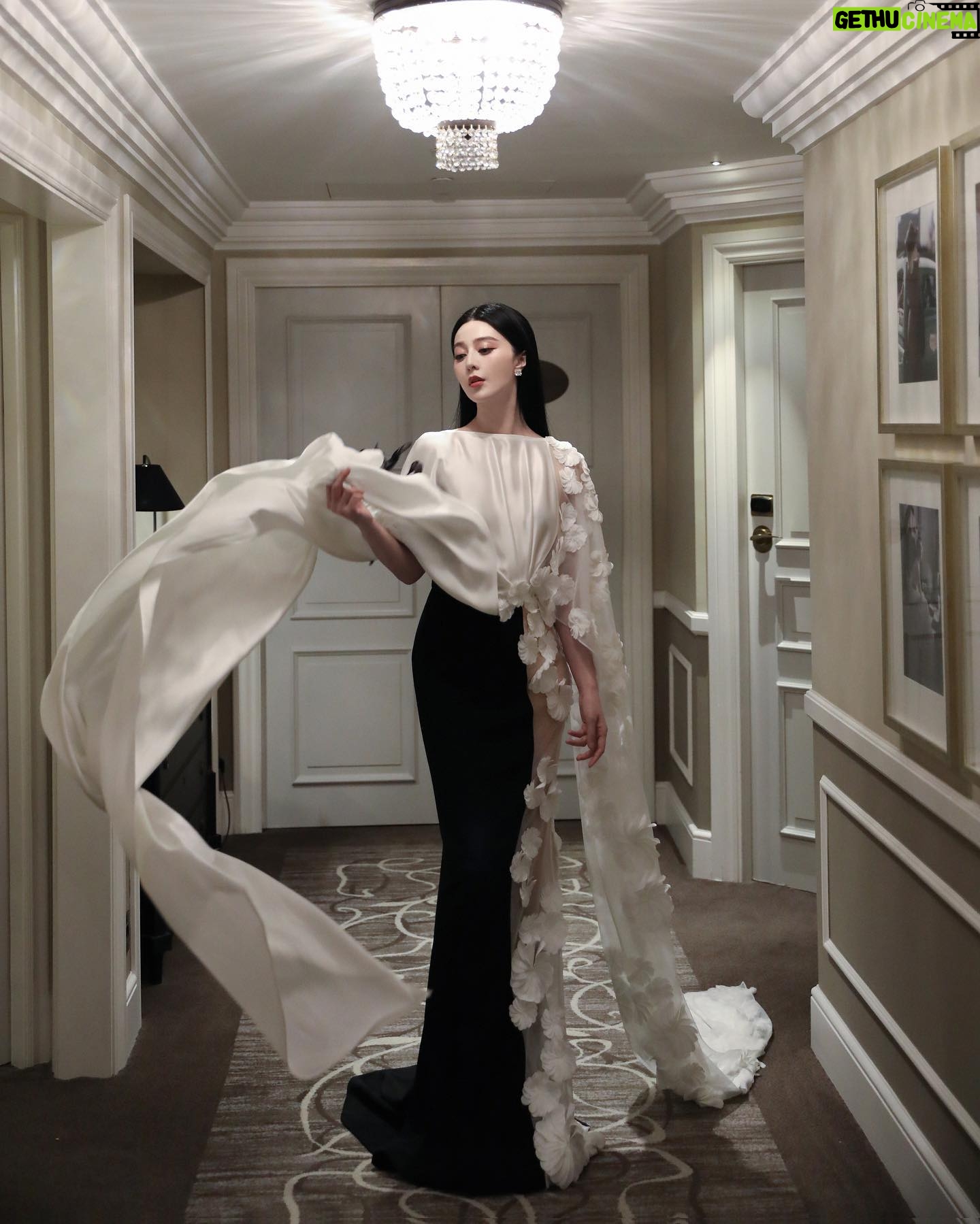 Fan Bingbing Instagram - The opening ceremony of the 71st San Sebastián International Film Festival, in San Sebastián, Gipuzkoa, Spain. #SSIFF #71SSIFF
👗 @georgeschakraofficial, styled by @wishgui3 and @_christopherbu_
💄💇🏻♀️ @huyiyin8
📸 @yuanyizhang
Coordinated by: @jerseychong @randcpmk (@missbega) @chrisprapha @babezoooooooe @mattie_ma