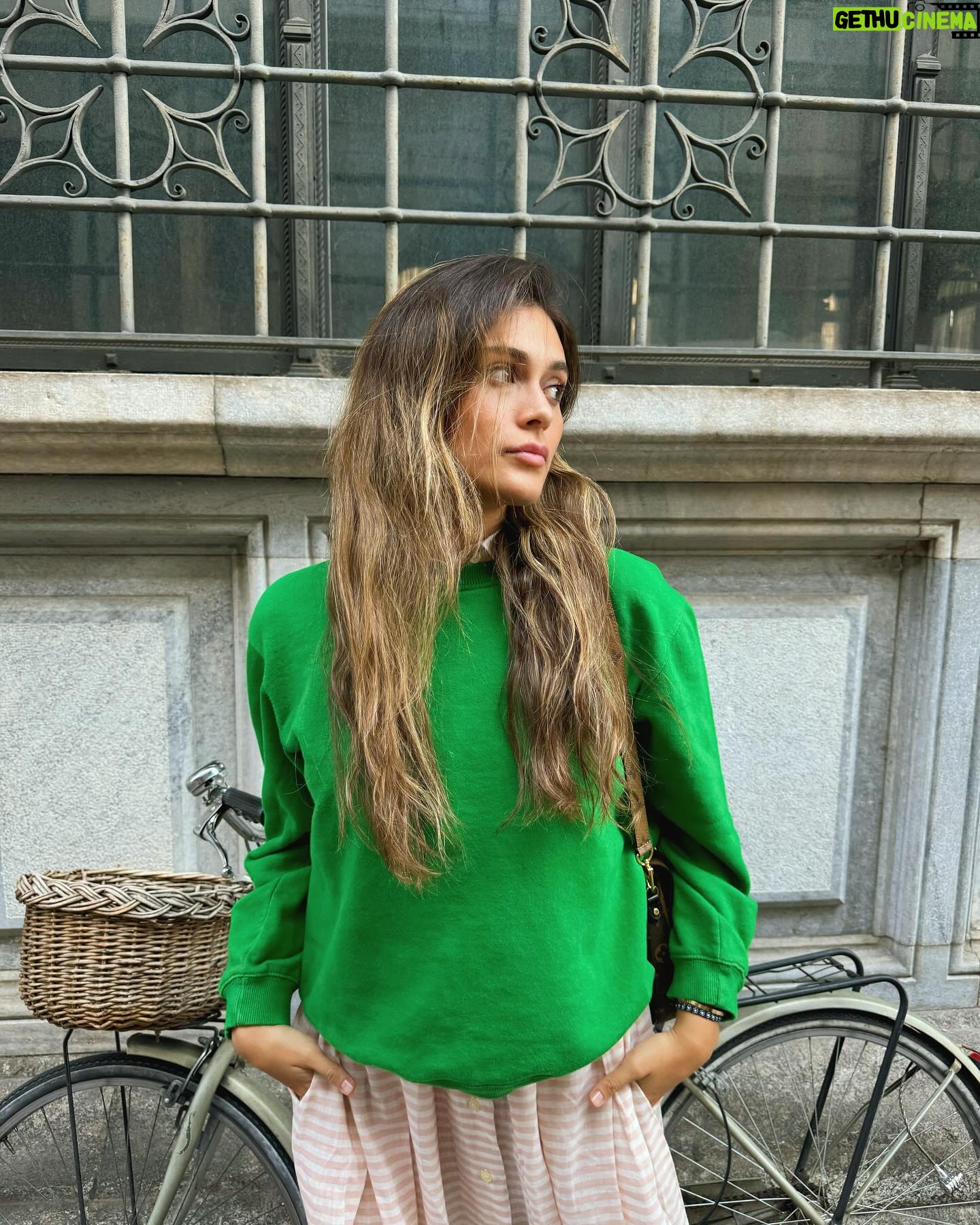 Daniela Calle Instagram - 🇮🇹🥰
1. Lake como un conjunto vintage que encontramos hace unas semanas
2. Pasta room service = ❤️🔥
3. Antes del evento al que vinimos a Milan.
4. Ni idea
5. Encontraron el parecido?
6.❤️🥰
7. Esperando el tren. (Dato curioso: casi nos subimos a un tren que iba a suiza, en vez de Milan🤦🏻♀️)
8.🍉