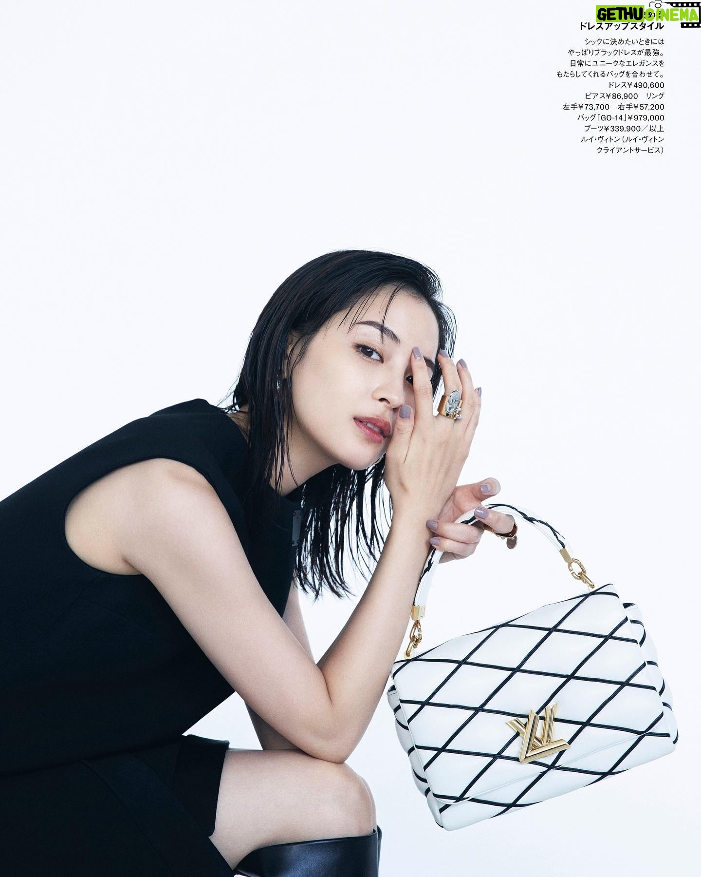 Suzu Hirose Instagram - ELLE
Photo @photokyj80
Stylist @keikohitotsuyama
Hair&Makeup @masayoshiokudaira
@ellejapan
#LouisVuitton
#LVFW23