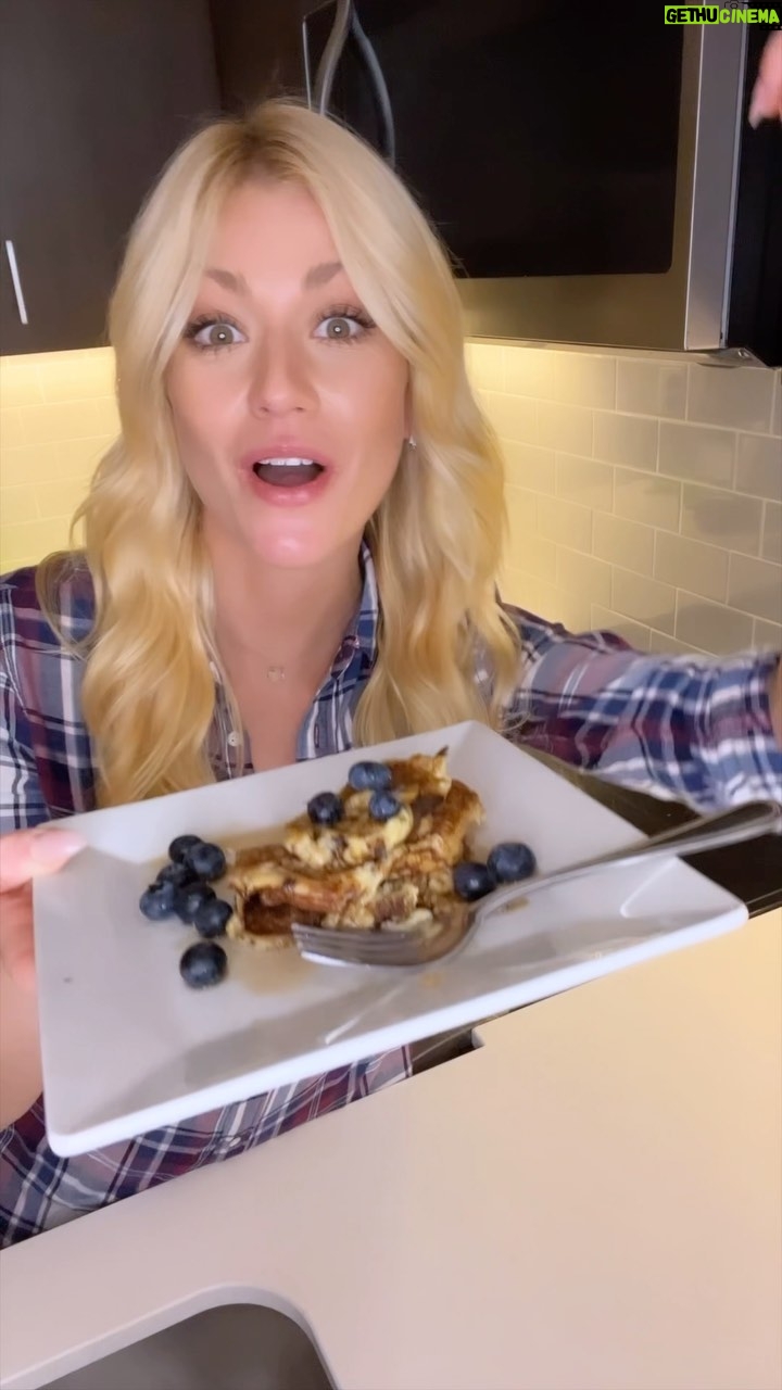 Katherine McNamara Instagram - You said more quick healthy recipes would be a-peel-ing - so here you go, puns and all! You batter believe youโll flip for these pancakes. So yummy - and healthy - itโs bananas!
๐ฅ๐๐ #bananapancakes #puncakes #letthemeatpancakes