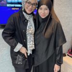 Erra Fazira Instagram - Lamo tak jumpo ustazah @asnimansor .. dah la cantik, aktif, suagho e sodap, pandai lukeh, pandai main kompang, momanah pun buleh, naik kudo pun hebat, diving pun tak kalah… uihhh mangaiiii.. somuo disapu e!! 😁.
.
Mokasih wok sampai jugak kek konti @sinar_my 
Mokasih atas perkongsian dan ilmu sempono maulidul rasul 12 Rabiul Awal somalam wok 😍

Ayuhhh… marilah kita bersama-sama perbanyakkan lagi amalan zikir serta berselawat ke atas junjungan besar Nabi Muhammad SAW. 

. ‎اَللَّهُمَّ صَلِّى عَلَى مُحَمَّدٍٍ، وَعَلَى آلِهِ مُحَمَّدٍٍ