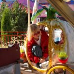 Valeriya Instagram - Волшебная осень. Как хорошо, что можно подолгу гулять на улице. Вчера с Селинкой попали в " Сказку" в прямом и переносном смысле— будний день, народу в парке почти никого, все аттракционы только для нас. Минус— некоторые из них открыты только по выходным, но нам и того, что было, хватило. Из тематических Селинке очень понравился парк динозавров. Взрослые тоже были в восторге. Как здорово, что и моя мамуля @madamgalina27 с нами была, не отставала ни на шаг, прошла рекордную для себя дистанцию.🍁🍂🎡🎢🎠♥️
