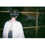 Minami Hamabe Instagram - 連続テレビ小説『らんまん』本日最後話が無事に放送されました🦫
半年間、らんまんを見守ってくださった皆さま、最後まで温かい応援をいただきましてありがとうございました!

長田さんの描く『らんまん』の世界で寿恵子として万太郎さんと共に最後まで生きることが出来、今思い返してもなんて幸せな日々だったのかと、寂しく、既に懐かしいです🦫
神木さん演じる万太郎さんと共に大冒険をすることができて、間近でその背中を見続けさせていただき、とてつもなく贅沢な時間でした🦫
写真には残せていませんが、心の中には宝物のような思い出が溢れています🦫
その思い出たちを抱き締め愛でながら、愛される作品に出会い、制作に携われるよう、また一から精進して参ります🦫

そして
万太郎さんと共に建てた大泉の自宅のセットで噛まれたふくらはぎのダニの痕が疼く度に、らんまんを思い出します🦫

一旦ここまでで出張いってきます🦫
半年間ありがとうございました!
らんまんじゃあ🦫