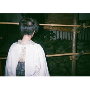 Minami Hamabe Instagram - 連続テレビ小説『らんまん』本日最後話が無事に放送されました🦫
半年間、らんまんを見守ってくださった皆さま、最後まで温かい応援をいただきましてありがとうございました!

長田さんの描く『らんまん』の世界で寿恵子として万太郎さんと共に最後まで生きることが出来、今思い返してもなんて幸せな日々だったのかと、寂しく、既に懐かしいです🦫
神木さん演じる万太郎さんと共に大冒険をすることができて、間近でその背中を見続けさせていただき、とてつもなく贅沢な時間でした🦫
写真には残せていませんが、心の中には宝物のような思い出が溢れています🦫
その思い出たちを抱き締め愛でながら、愛される作品に出会い、制作に携われるよう、また一から精進して参ります🦫

そして
万太郎さんと共に建てた大泉の自宅のセットで噛まれたふくらはぎのダニの痕が疼く度に、らんまんを思い出します🦫

一旦ここまでで出張いってきます🦫
半年間ありがとうございました!
らんまんじゃあ🦫