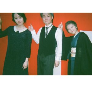 Minami Hamabe Instagram - 連続テレビ小説『らんまん』本日最後話が無事に放送されました🦫
半年間、らんまんを見守ってくださった皆さま、最後まで温かい応援をいただきましてありがとうございました!

長田さんの描く『らんまん』の世界で寿恵子として万太郎さんと共に最後まで生きることが出来、今思い返してもなんて幸せな日々だったのかと、寂しく、既に懐かしいです🦫
神木さん演じる万太郎さんと共に大冒険をすることができて、間近でその背中を見続けさせていただき、とてつもなく贅沢な時間でした🦫
写真には残せていませんが、心の中には宝物のような思い出が溢れています🦫
その思い出たちを抱き締め愛でながら、愛される作品に出会い、制作に携われるよう、また一から精進して参ります🦫

そして
万太郎さんと共に建てた大泉の自宅のセットで噛まれたふくらはぎのダニの痕が疼く度に、らんまんを思い出します🦫

一旦ここまでで出張いってきます🦫
半年間ありがとうございました!
らんまんじゃあ🦫