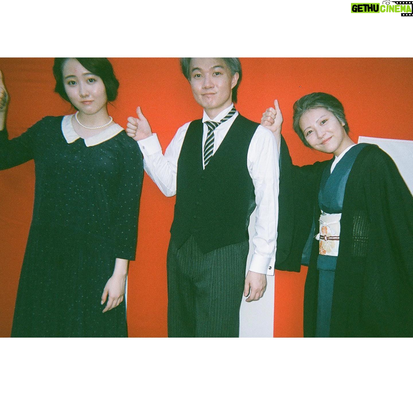 Minami Hamabe - 184.6K Likes - 連続テレビ小説『らんまん』本日最後話が無事に放送されました🦫
半年間、らんまんを見守ってくださった皆さま、最後まで温かい応援をいただきましてありがとうございました!
長田さんの描く『らんまん』の世界で寿恵子として万太郎さんと共に最後まで生きることが出来、今思い返してもなんて幸せな日々だったのかと、寂しく、既に懐かしいです🦫
神木さん演じる万太郎さんと共に大冒険をすることができて、間近でその背中を見続けさせていただき、とてつもなく贅沢な時間でした🦫
写真には残せていませんが、心の中には宝物のような思い出が溢れています🦫
その思い出たちを抱き締め愛でながら、愛される作品に出会い、制作に携われるよう、また一から精進して参ります🦫
そして
万太郎さんと共に建てた大泉の自宅のセットで噛まれたふくらはぎのダニの痕が疼く度に、らんまんを思い出します🦫
一旦ここまでで出張いってきます🦫
半年間ありがとうございました!
らんまんじゃあ🦫