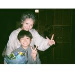 Minami Hamabe Instagram - 連続テレビ小説『らんまん』本日最後話が無事に放送されました🦫
半年間、らんまんを見守ってくださった皆さま、最後まで温かい応援をいただきましてありがとうございました!

長田さんの描く『らんまん』の世界で寿恵子として万太郎さんと共に最後まで生きることが出来、今思い返してもなんて幸せな日々だったのかと、寂しく、既に懐かしいです🦫
神木さん演じる万太郎さんと共に大冒険をすることができて、間近でその背中を見続けさせていただき、とてつもなく贅沢な時間でした🦫
写真には残せていませんが、心の中には宝物のような思い出が溢れています🦫
その思い出たちを抱き締め愛でながら、愛される作品に出会い、制作に携われるよう、また一から精進して参ります🦫

そして
万太郎さんと共に建てた大泉の自宅のセットで噛まれたふくらはぎのダニの痕が疼く度に、らんまんを思い出します🦫

一旦ここまでで出張いってきます🦫
半年間ありがとうございました!
らんまんじゃあ🦫