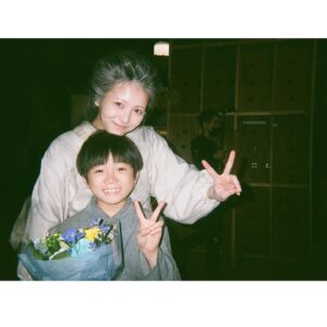 Minami Hamabe Instagram - 連続テレビ小説『らんまん』本日最後話が無事に放送されました🦫
半年間、らんまんを見守ってくださった皆さま、最後まで温かい応援をいただきましてありがとうございました!

長田さんの描く『らんまん』の世界で寿恵子として万太郎さんと共に最後まで生きることが出来、今思い返してもなんて幸せな日々だったのかと、寂しく、既に懐かしいです🦫
神木さん演じる万太郎さんと共に大冒険をすることができて、間近でその背中を見続けさせていただき、とてつもなく贅沢な時間でした🦫
写真には残せていませんが、心の中には宝物のような思い出が溢れています🦫
その思い出たちを抱き締め愛でながら、愛される作品に出会い、制作に携われるよう、また一から精進して参ります🦫

そして
万太郎さんと共に建てた大泉の自宅のセットで噛まれたふくらはぎのダニの痕が疼く度に、らんまんを思い出します🦫

一旦ここまでで出張いってきます🦫
半年間ありがとうございました!
らんまんじゃあ🦫