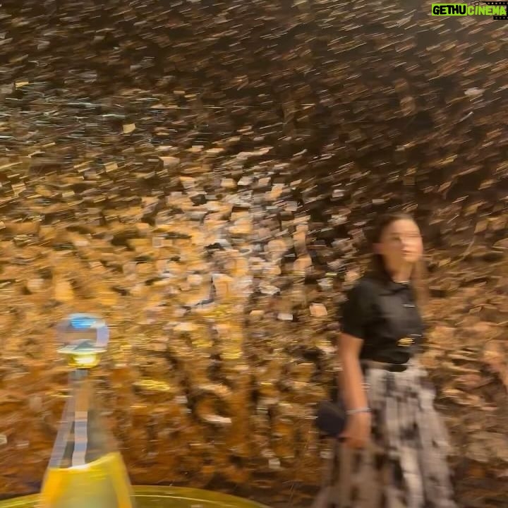 Nicole Wallace Instagram - Visiting the amazing Exhibition opening #JadoreDior
#FlowersAreGold x @diorbeauty ✨