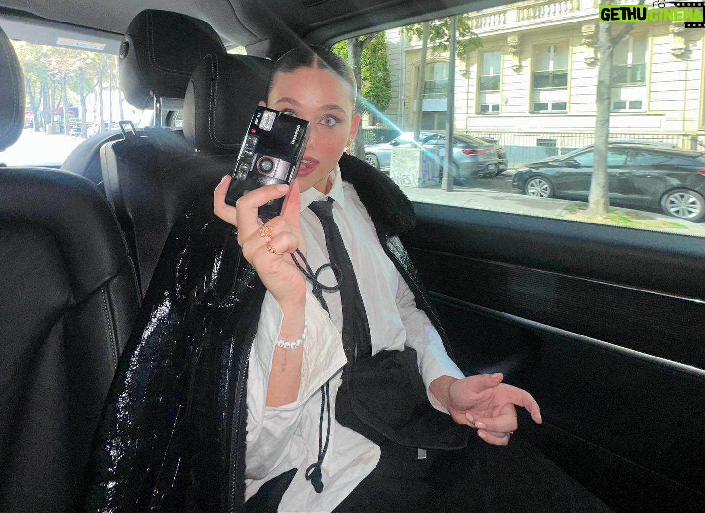 Nicole Wallace Instagram - #DiorSS24 #StarsinDior 🖤✨I’m so happy to be in pariii oui oui
📸: @chloewallace_