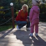 Valeriya Instagram - Волшебная осень. Как хорошо, что можно подолгу гулять на улице. Вчера с Селинкой попали в " Сказку" в прямом и переносном смысле— будний день, народу в парке почти никого, все аттракционы только для нас. Минус— некоторые из них открыты только по выходным, но нам и того, что было, хватило. Из тематических Селинке очень понравился парк динозавров. Взрослые тоже были в восторге. Как здорово, что и моя мамуля @madamgalina27 с нами была, не отставала ни на шаг, прошла рекордную для себя дистанцию.🍁🍂🎡🎢🎠♥️