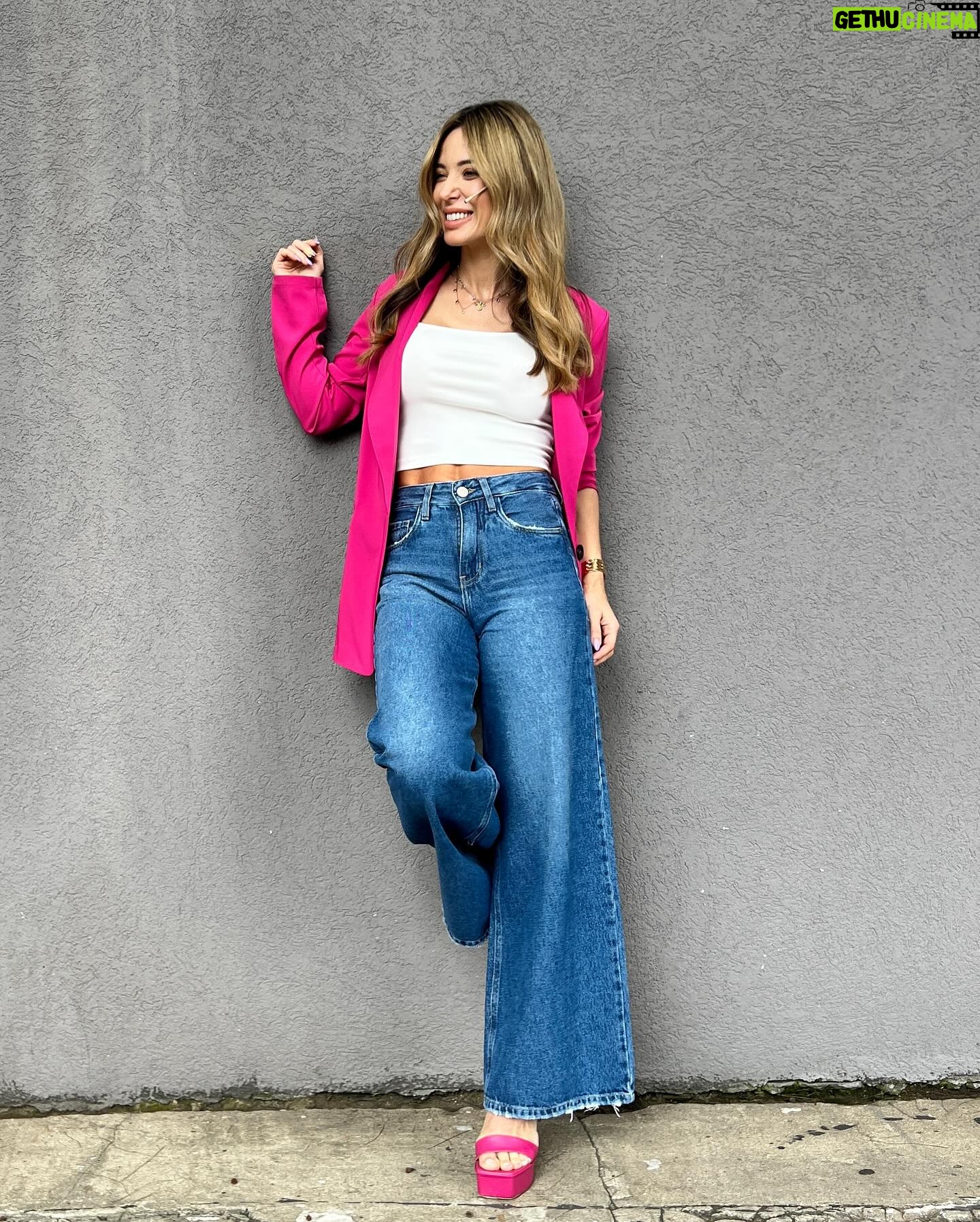 Jésica Cirio Instagram - LOOK PARA LA PEÑA 🌟
La Peña de Morfi fué una fiesta. 🥳 Nos visitaron @abelpintos @los_totora @elenarogerreal @maggie.cullen @fmsarg ¡Artistas increíbles! 🙌🏻 ¿Cuál fue tu parte favorita del programa? 😃
Como siempre, les comparto mi look:
⚡️ @sweetoficial
⚡️ @rickysarkany
⚡️ @marcelohigh
⚡️ @marianbescosmkp