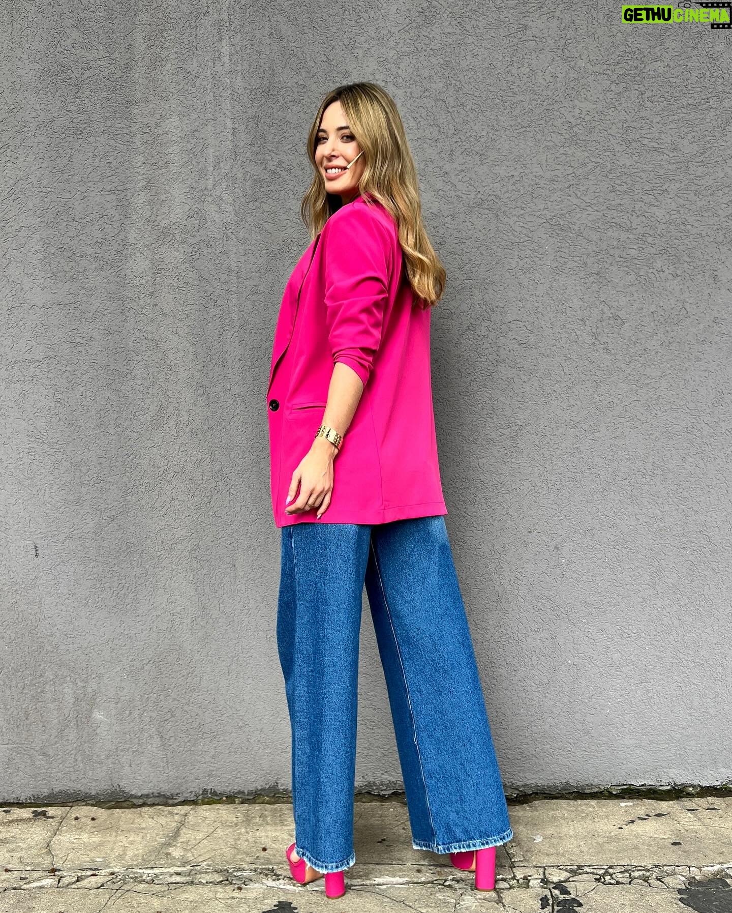 Jésica Cirio Instagram - LOOK PARA LA PEÑA 🌟
La Peña de Morfi fué una fiesta. 🥳 Nos visitaron @abelpintos @los_totora @elenarogerreal @maggie.cullen @fmsarg ¡Artistas increíbles! 🙌🏻 ¿Cuál fue tu parte favorita del programa? 😃
Como siempre, les comparto mi look:
⚡️ @sweetoficial
⚡️ @rickysarkany
⚡️ @marcelohigh
⚡️ @marianbescosmkp
