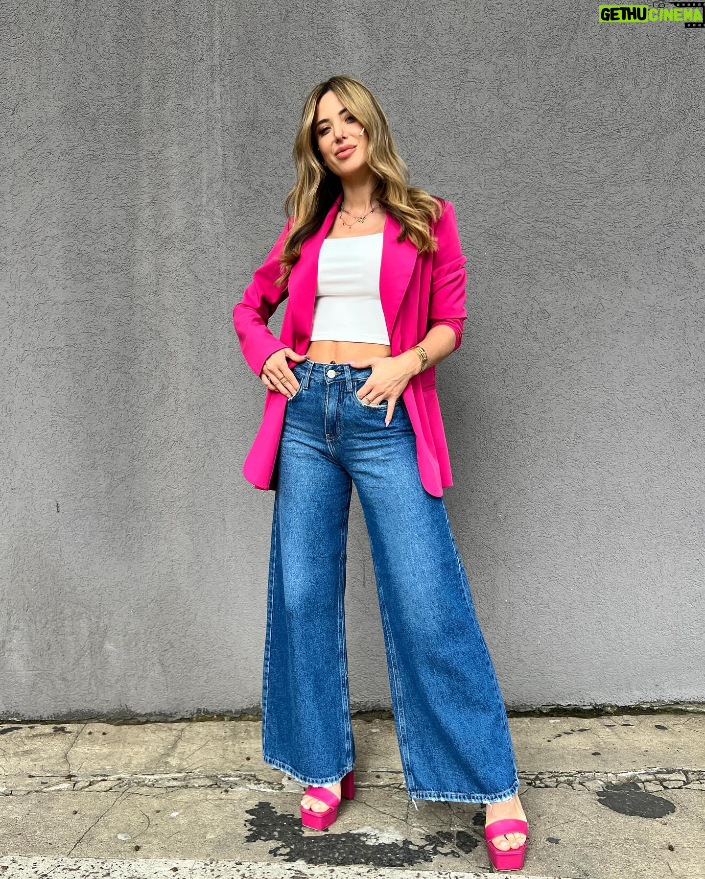 Jésica Cirio Instagram - LOOK PARA LA PEÑA 🌟
La Peña de Morfi fué una fiesta. 🥳 Nos visitaron @abelpintos @los_totora @elenarogerreal @maggie.cullen @fmsarg ¡Artistas increíbles! 🙌🏻 ¿Cuál fue tu parte favorita del programa? 😃
Como siempre, les comparto mi look:
⚡️ @sweetoficial
⚡️ @rickysarkany
⚡️ @marcelohigh
⚡️ @marianbescosmkp