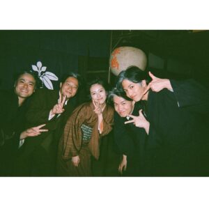Minami Hamabe Instagram - 連続テレビ小説『らんまん』本日最後話が無事に放送されました🦫
半年間、らんまんを見守ってくださった皆さま、最後まで温かい応援をいただきましてありがとうございました!

長田さんの描く『らんまん』の世界で寿恵子として万太郎さんと共に最後まで生きることが出来、今思い返してもなんて幸せな日々だったのかと、寂しく、既に懐かしいです🦫
神木さん演じる万太郎さんと共に大冒険をすることができて、間近でその背中を見続けさせていただき、とてつもなく贅沢な時間でした🦫
写真には残せていませんが、心の中には宝物のような思い出が溢れています🦫
その思い出たちを抱き締め愛でながら、愛される作品に出会い、制作に携われるよう、また一から精進して参ります🦫

そして
万太郎さんと共に建てた大泉の自宅のセットで噛まれたふくらはぎのダニの痕が疼く度に、らんまんを思い出します🦫

一旦ここまでで出張いってきます🦫
半年間ありがとうございました!
らんまんじゃあ🦫