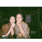 Minami Hamabe Instagram - 連続テレビ小説『らんまん』本日最後話が無事に放送されました🦫
半年間、らんまんを見守ってくださった皆さま、最後まで温かい応援をいただきましてありがとうございました!

長田さんの描く『らんまん』の世界で寿恵子として万太郎さんと共に最後まで生きることが出来、今思い返してもなんて幸せな日々だったのかと、寂しく、既に懐かしいです🦫
神木さん演じる万太郎さんと共に大冒険をすることができて、間近でその背中を見続けさせていただき、とてつもなく贅沢な時間でした🦫
写真には残せていませんが、心の中には宝物のような思い出が溢れています🦫
その思い出たちを抱き締め愛でながら、愛される作品に出会い、制作に携われるよう、また一から精進して参ります🦫

そして
万太郎さんと共に建てた大泉の自宅のセットで噛まれたふくらはぎのダニの痕が疼く度に、らんまんを思い出します🦫

一旦ここまでで出張いってきます🦫
半年間ありがとうございました!
らんまんじゃあ🦫
