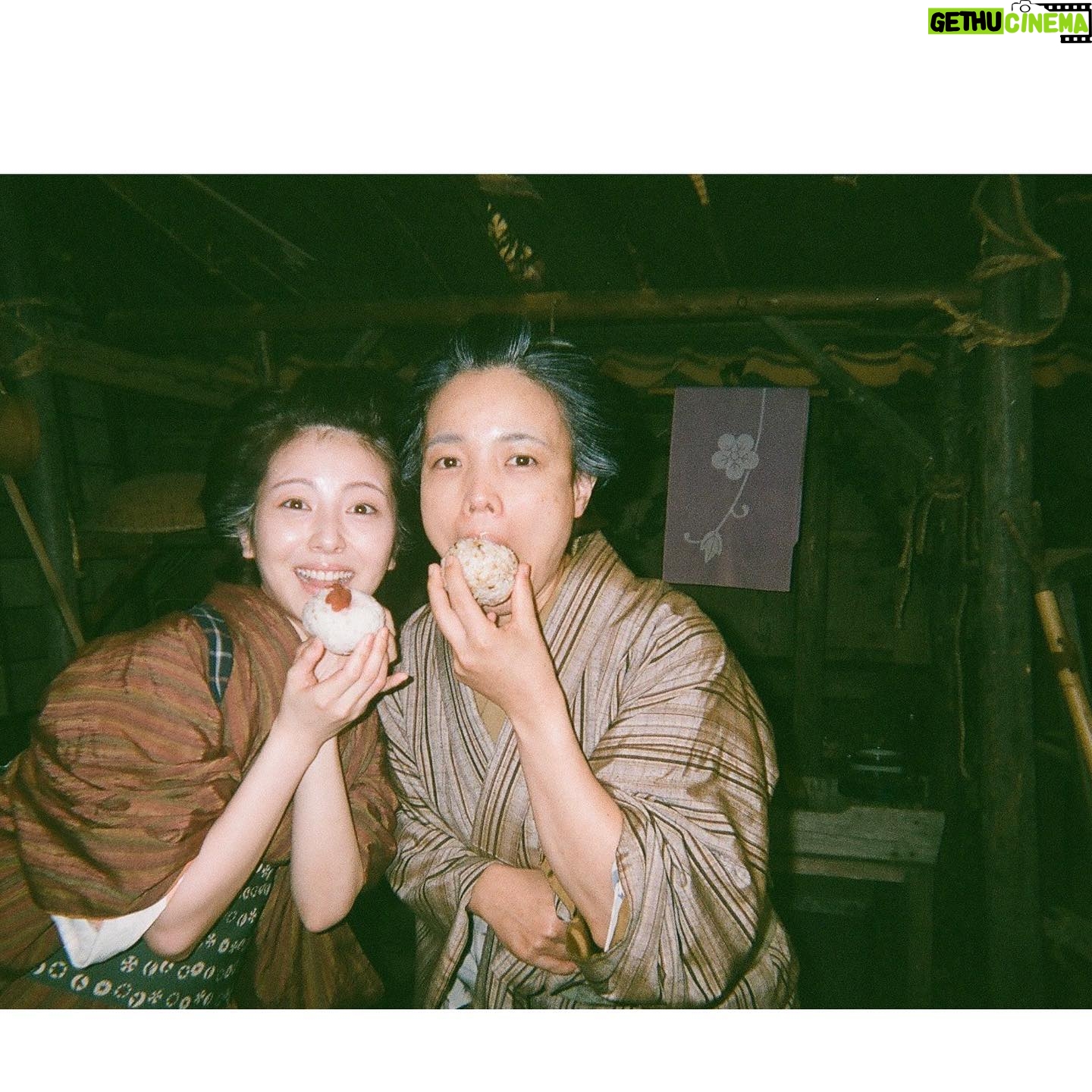 Minami Hamabe - 184.6K Likes - 連続テレビ小説『らんまん』本日最後話が無事に放送されました🦫
半年間、らんまんを見守ってくださった皆さま、最後まで温かい応援をいただきましてありがとうございました!
長田さんの描く『らんまん』の世界で寿恵子として万太郎さんと共に最後まで生きることが出来、今思い返してもなんて幸せな日々だったのかと、寂しく、既に懐かしいです🦫
神木さん演じる万太郎さんと共に大冒険をすることができて、間近でその背中を見続けさせていただき、とてつもなく贅沢な時間でした🦫
写真には残せていませんが、心の中には宝物のような思い出が溢れています🦫
その思い出たちを抱き締め愛でながら、愛される作品に出会い、制作に携われるよう、また一から精進して参ります🦫
そして
万太郎さんと共に建てた大泉の自宅のセットで噛まれたふくらはぎのダニの痕が疼く度に、らんまんを思い出します🦫
一旦ここまでで出張いってきます🦫
半年間ありがとうございました!
らんまんじゃあ🦫