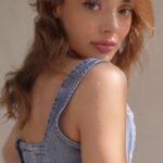Rabia Soytürk Instagram – Rengarenk GUESS vintage çantaların denimlerle yakaladığı uyum🧡 #LoveGUESS #GUSSSHandbags #işbirliği 🧢
