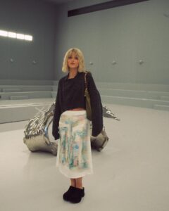 Nicole Wallace Instagram - @loewe @jonathan.anderson 🩶