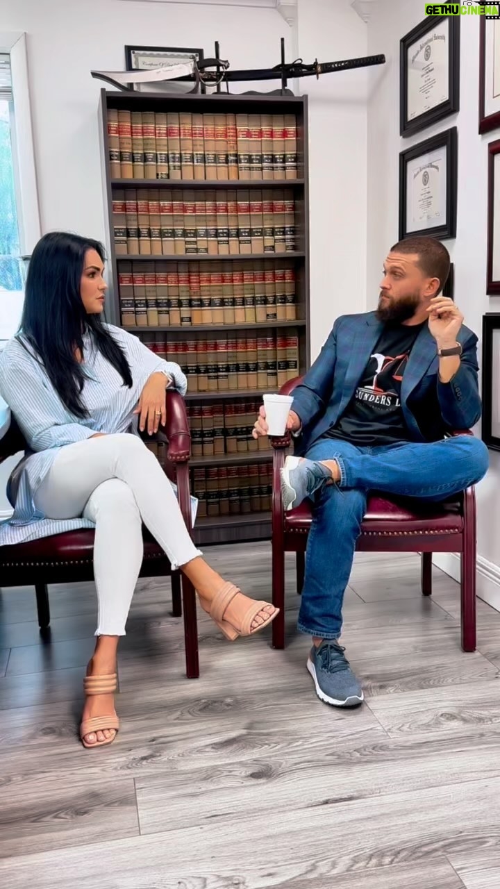 Scarlet Ortiz Instagram - Conversando con @robertdominguez sobre Texas y cómo puede afectar el idioma en un accidente y el miedo por ser migrante! Oído al tambor 🥁 No dejes de llamar a tu abogado si tienes un accidente!! #texas #houston #miami #abogados #abogadodeaccidentes #accident #accidente #choque #choquedeauto #accidentattorney