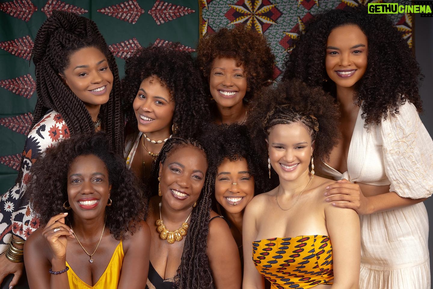 Juliana Alves Instagram - Nosso encontro aqui neste lugar é um sonho se realizando.
É uma responsabilidade e uma honra ancestral.
E tinha que ser com cada uma de vocês. Pra que muitas outras venham e sejam respeitadas, amadas e felizes.
Neste grupo encontramos acolhimento, admiração, respeito, alegria, emoção, generosidade, uma troca poderosa de muito amor.
Agradeço a todas as pessoas que lutaram pra que nós estivessem juntas, de pé e conscientes.
Obrigada, aos criadores e realizadores da Novela Amor Perfeito
Sigamos.
Fotos:
@retratosdaalma_ @fabrineoficial_
