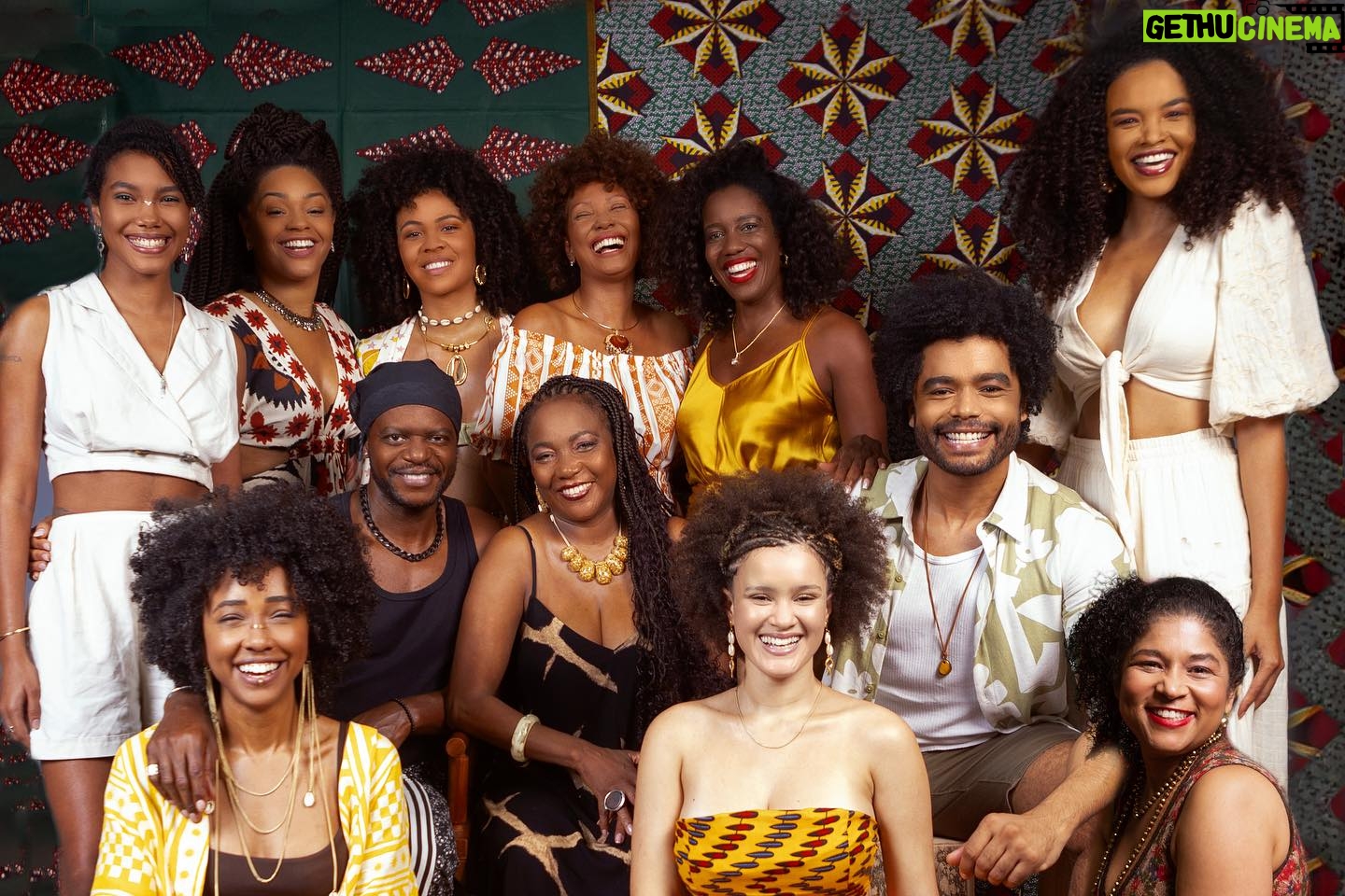 Juliana Alves Instagram - Nosso encontro aqui neste lugar é um sonho se realizando.
É uma responsabilidade e uma honra ancestral.
E tinha que ser com cada uma de vocês. Pra que muitas outras venham e sejam respeitadas, amadas e felizes.
Neste grupo encontramos acolhimento, admiração, respeito, alegria, emoção, generosidade, uma troca poderosa de muito amor.
Agradeço a todas as pessoas que lutaram pra que nós estivessem juntas, de pé e conscientes.
Obrigada, aos criadores e realizadores da Novela Amor Perfeito
Sigamos.
Fotos:
@retratosdaalma_ @fabrineoficial_