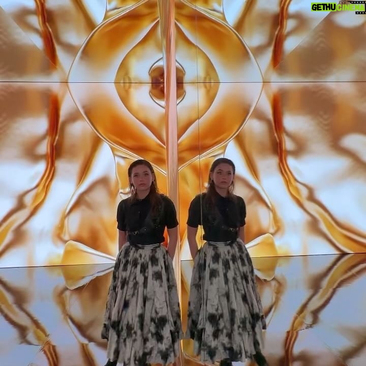Nicole Wallace Instagram - Visiting the amazing Exhibition opening #JadoreDior
#FlowersAreGold x @diorbeauty ✨