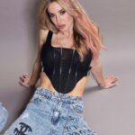 Jésica Cirio Instagram - SHOCK DE COLOR 💞
Cuando quiero darle un toque divertido a mi look, siempre uso los Funky Colors de @estereocolor_oficial 🤩🌈 Yo eligí el Magenta que es un tono que me encanta. 💓

👉🏻 No dañan el pelo y duran entre 6 y 12 lavados. 😉

🛍️ Podés conseguirlos en farmacias o en la web.