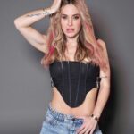 Jésica Cirio Instagram - SHOCK DE COLOR 💞
Cuando quiero darle un toque divertido a mi look, siempre uso los Funky Colors de @estereocolor_oficial 🤩🌈 Yo eligí el Magenta que es un tono que me encanta. 💓

👉🏻 No dañan el pelo y duran entre 6 y 12 lavados. 😉

🛍️ Podés conseguirlos en farmacias o en la web.
