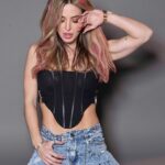 Jésica Cirio Instagram - SHOCK DE COLOR 💞
Cuando quiero darle un toque divertido a mi look, siempre uso los Funky Colors de @estereocolor_oficial 🤩🌈 Yo eligí el Magenta que es un tono que me encanta. 💓

👉🏻 No dañan el pelo y duran entre 6 y 12 lavados. 😉

🛍️ Podés conseguirlos en farmacias o en la web.