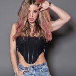 Jésica Cirio Instagram - SHOCK DE COLOR 💞
Cuando quiero darle un toque divertido a mi look, siempre uso los Funky Colors de @estereocolor_oficial 🤩🌈 Yo eligí el Magenta que es un tono que me encanta. 💓

👉🏻 No dañan el pelo y duran entre 6 y 12 lavados. 😉

🛍️ Podés conseguirlos en farmacias o en la web.