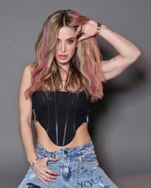 Jésica Cirio Instagram - SHOCK DE COLOR 💞
Cuando quiero darle un toque divertido a mi look, siempre uso los Funky Colors de @estereocolor_oficial 🤩🌈 Yo eligí el Magenta que es un tono que me encanta. 💓

👉🏻 No dañan el pelo y duran entre 6 y 12 lavados. 😉

🛍️ Podés conseguirlos en farmacias o en la web.