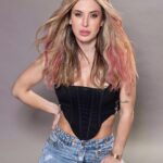 Jésica Cirio Instagram - SHOCK DE COLOR 💞
Cuando quiero darle un toque divertido a mi look, siempre uso los Funky Colors de @estereocolor_oficial 🤩🌈 Yo eligí el Magenta que es un tono que me encanta. 💓

👉🏻 No dañan el pelo y duran entre 6 y 12 lavados. 😉

🛍️ Podés conseguirlos en farmacias o en la web.