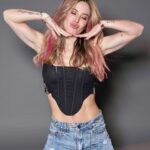 Jésica Cirio Instagram - SHOCK DE COLOR 💞
Cuando quiero darle un toque divertido a mi look, siempre uso los Funky Colors de @estereocolor_oficial 🤩🌈 Yo eligí el Magenta que es un tono que me encanta. 💓

👉🏻 No dañan el pelo y duran entre 6 y 12 lavados. 😉

🛍️ Podés conseguirlos en farmacias o en la web.