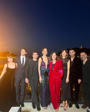 Clara Galle Instagram - Una de las ciudades más bonitas del mundo, San Sebastián, se llena de cine durante una semana para que podamos atiborrarnos de las historias de otrxs.
Y siempre con la familia @armanibeauty 🖤🤍 Sois 🏠

Una vez más, liándola y disfrutando con el equipo bonito @_freddyalonso @carlosramoss @andresgarlujan @jesus_pyn @rebecatfigueroa @ikasanchezfr @natalia_natalita ✨ (Me lo he pasado demasiado bien con vosotrxs)🫂