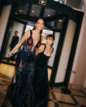 Clara Galle Instagram - Una de las ciudades más bonitas del mundo, San Sebastián, se llena de cine durante una semana para que podamos atiborrarnos de las historias de otrxs.
Y siempre con la familia @armanibeauty 🖤🤍 Sois 🏠

Una vez más, liándola y disfrutando con el equipo bonito @_freddyalonso @carlosramoss @andresgarlujan @jesus_pyn @rebecatfigueroa @ikasanchezfr @natalia_natalita ✨ (Me lo he pasado demasiado bien con vosotrxs)🫂