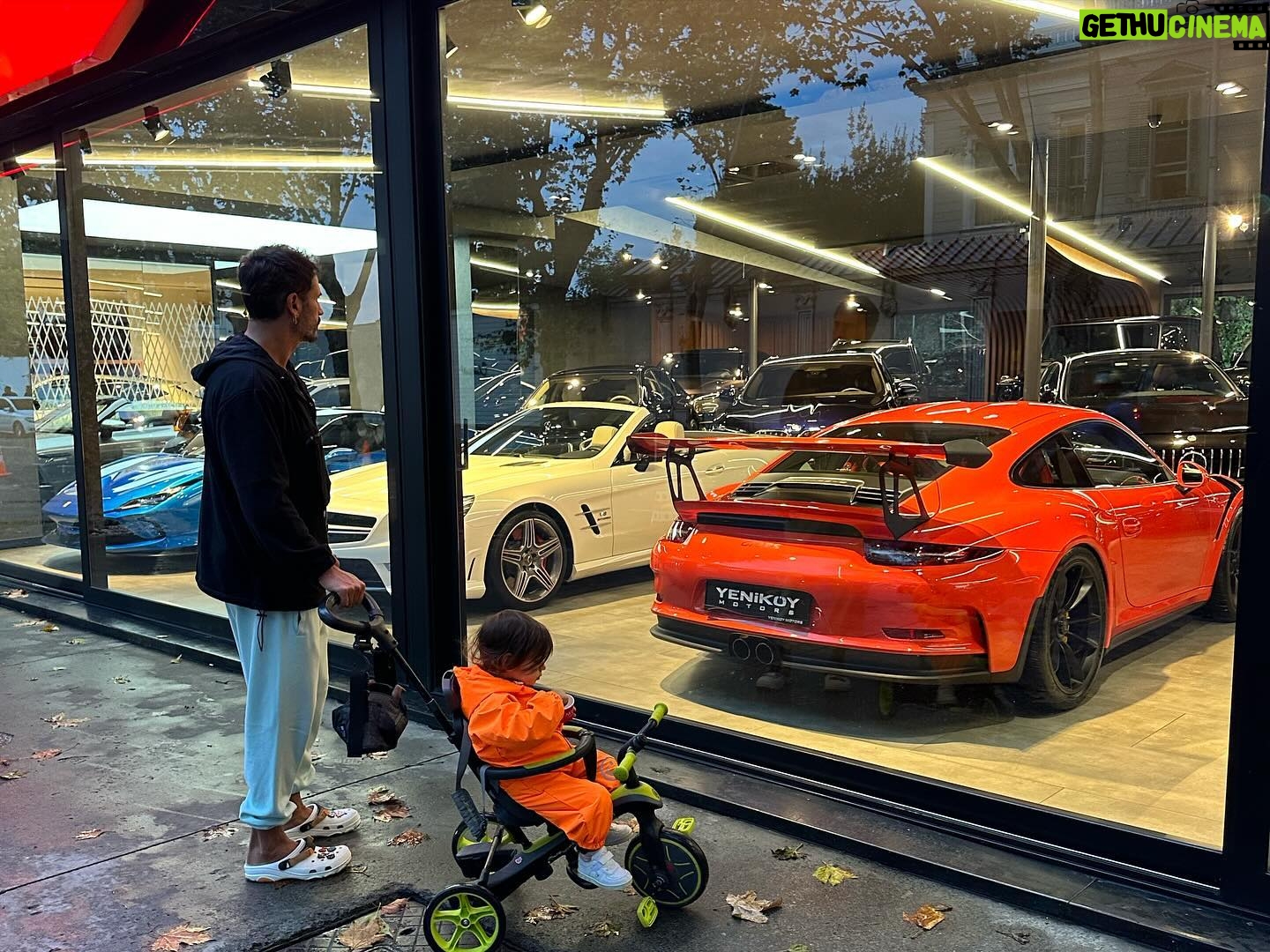 Özge Özpirinçci Instagram - #septemberdump #backinthecity
Son fotograf icin soruyorum “turuncu kime daha cok yakışmış?” 😍