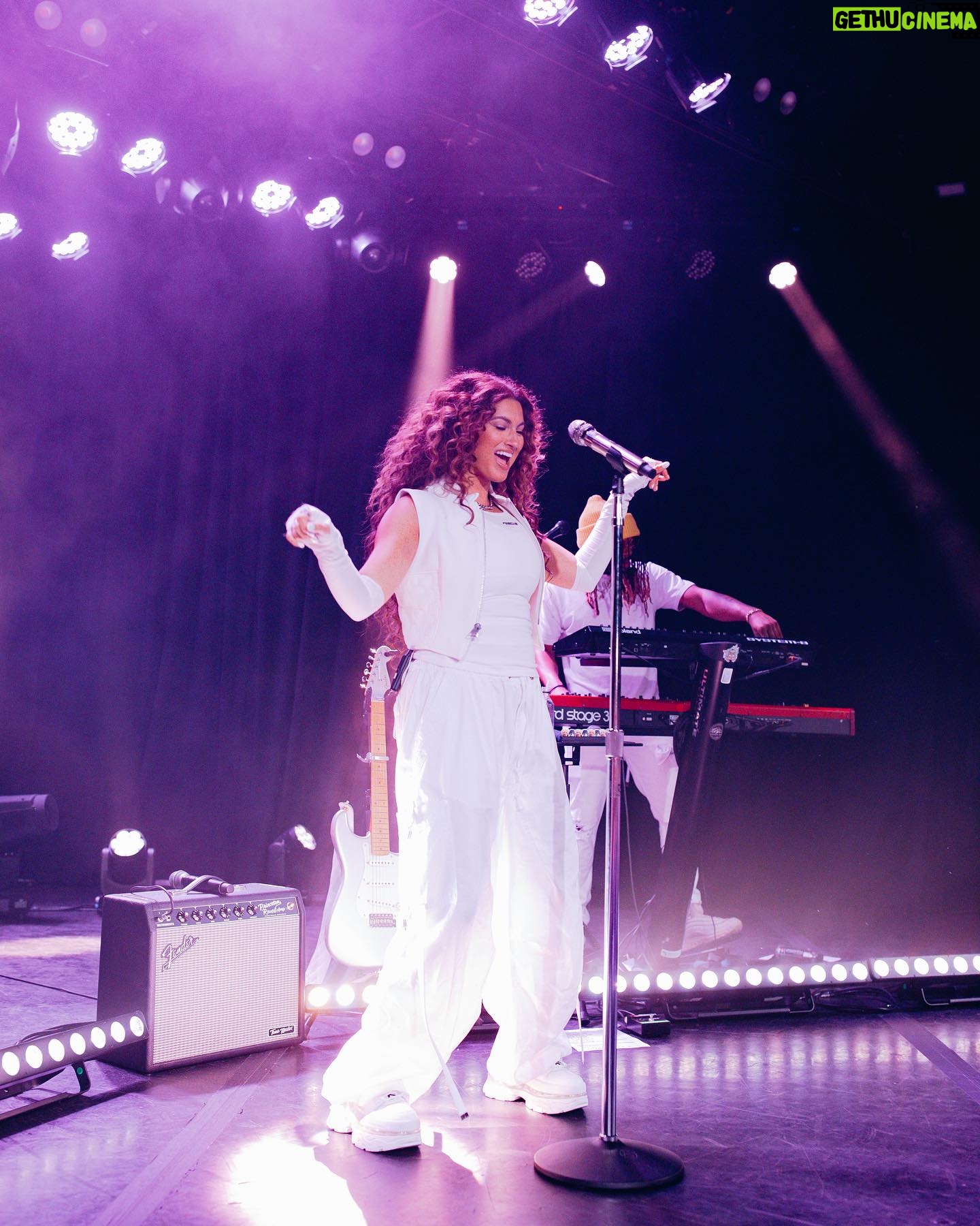 Tori Kelly Instagram - LA NIGHT 2 š¤
perfect way to close out this tour. thank you all for making it so specialš„¹
